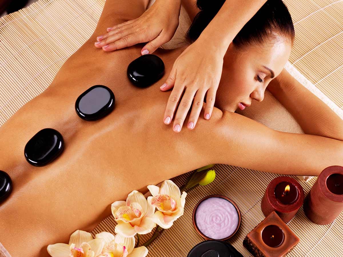 Massage aux pierres chaudes - Institut de beauté Orléans - Beauté Détente Massage épilation définitive Relaxation Modelage UV