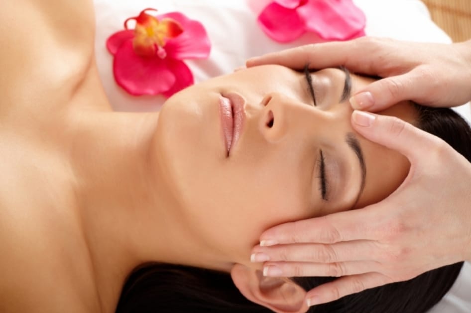 Massage du visage - Institut de beauté Orléans - Beauté Bien-être Détente Massage épilation définitive Relaxation Modelage UV Bon cadeaux